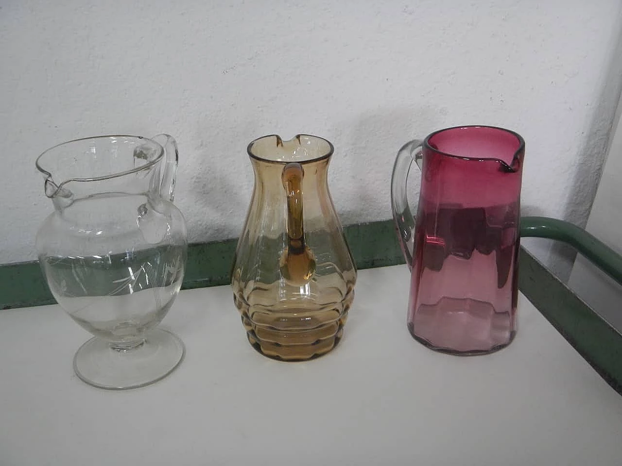 3 Brocche in vetro di diversi colori e forme, anni '50 3