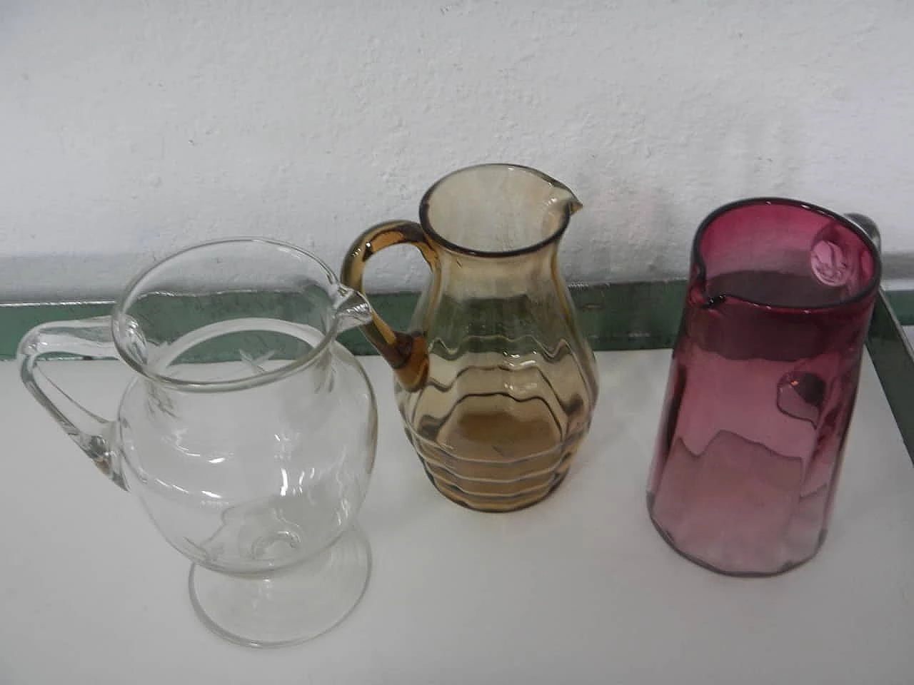 3 Brocche in vetro di diversi colori e forme, anni '50 4