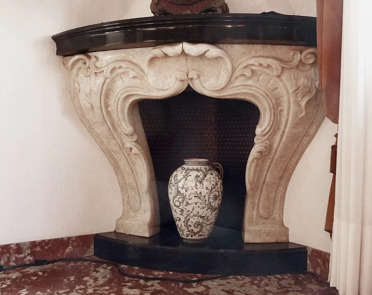Honey onyx fireplace in Baroque style, 1940s 1