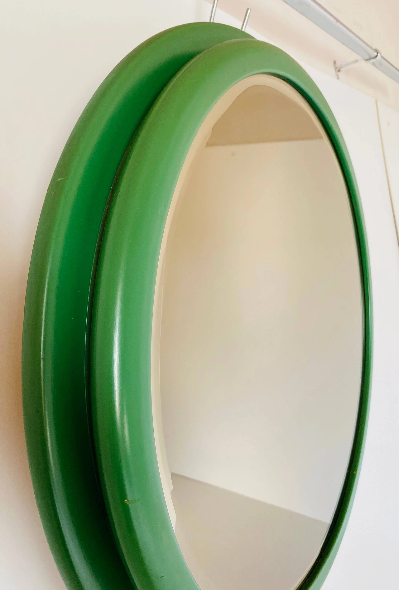 Specchio rotondo in legno massello verde, anni '60 3