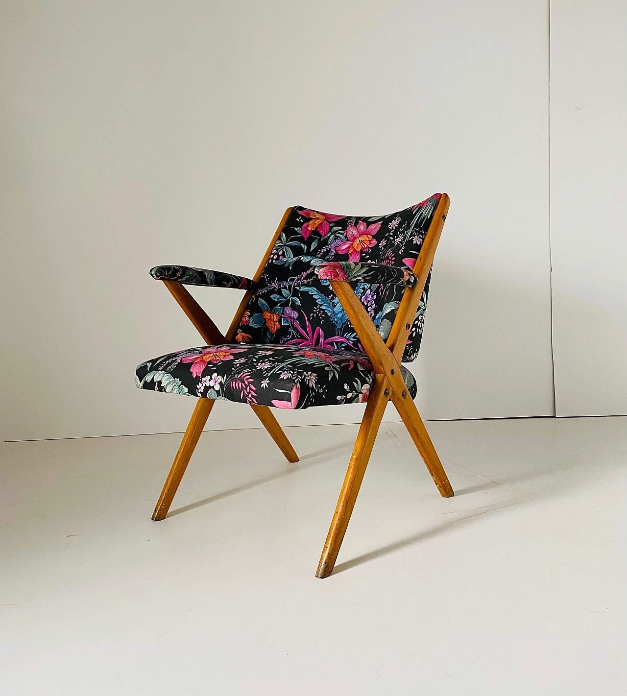 Armchair in solid beech and floral patterned fabric, 1960s 2