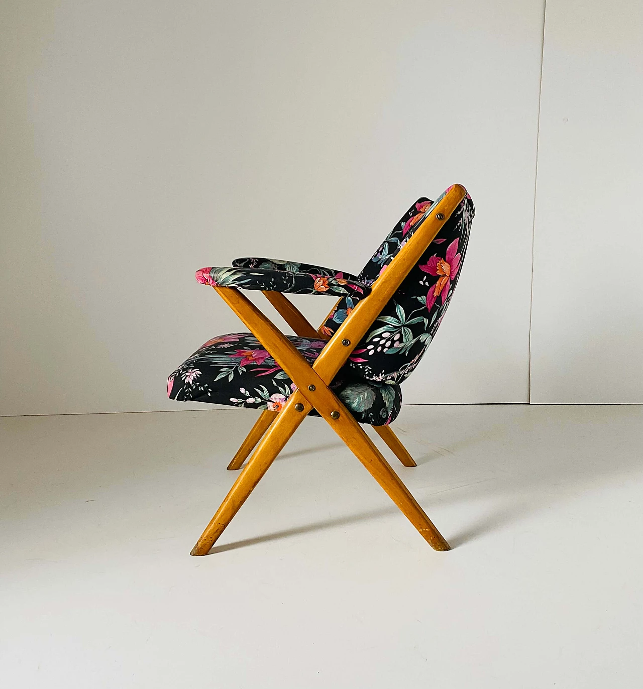 Armchair in solid beech and floral patterned fabric, 1960s 3