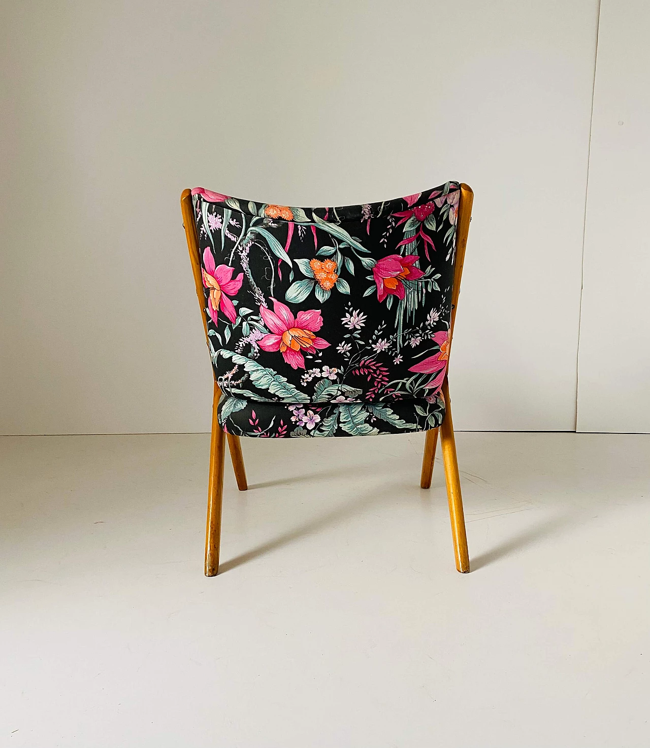 Armchair in solid beech and floral patterned fabric, 1960s 4