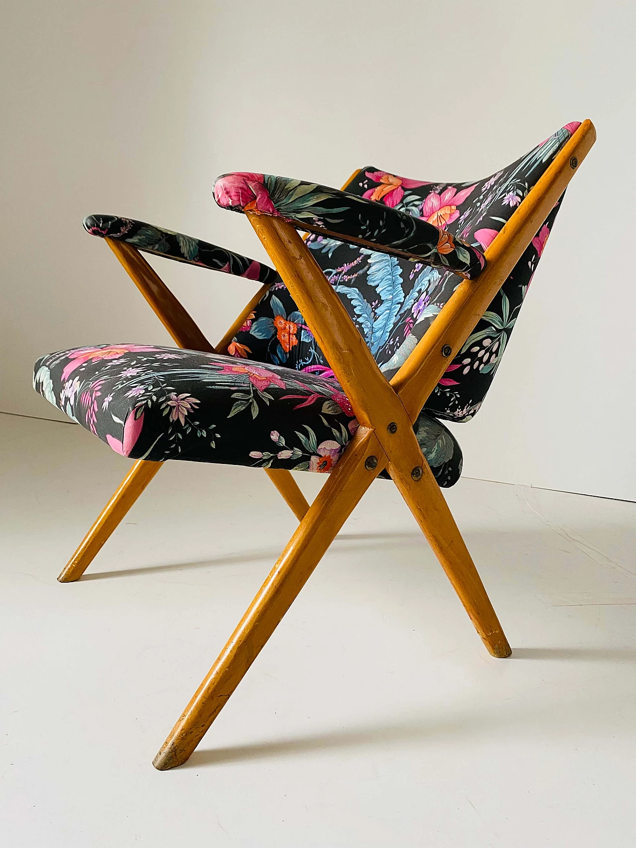 Armchair in solid beech and floral patterned fabric, 1960s 7