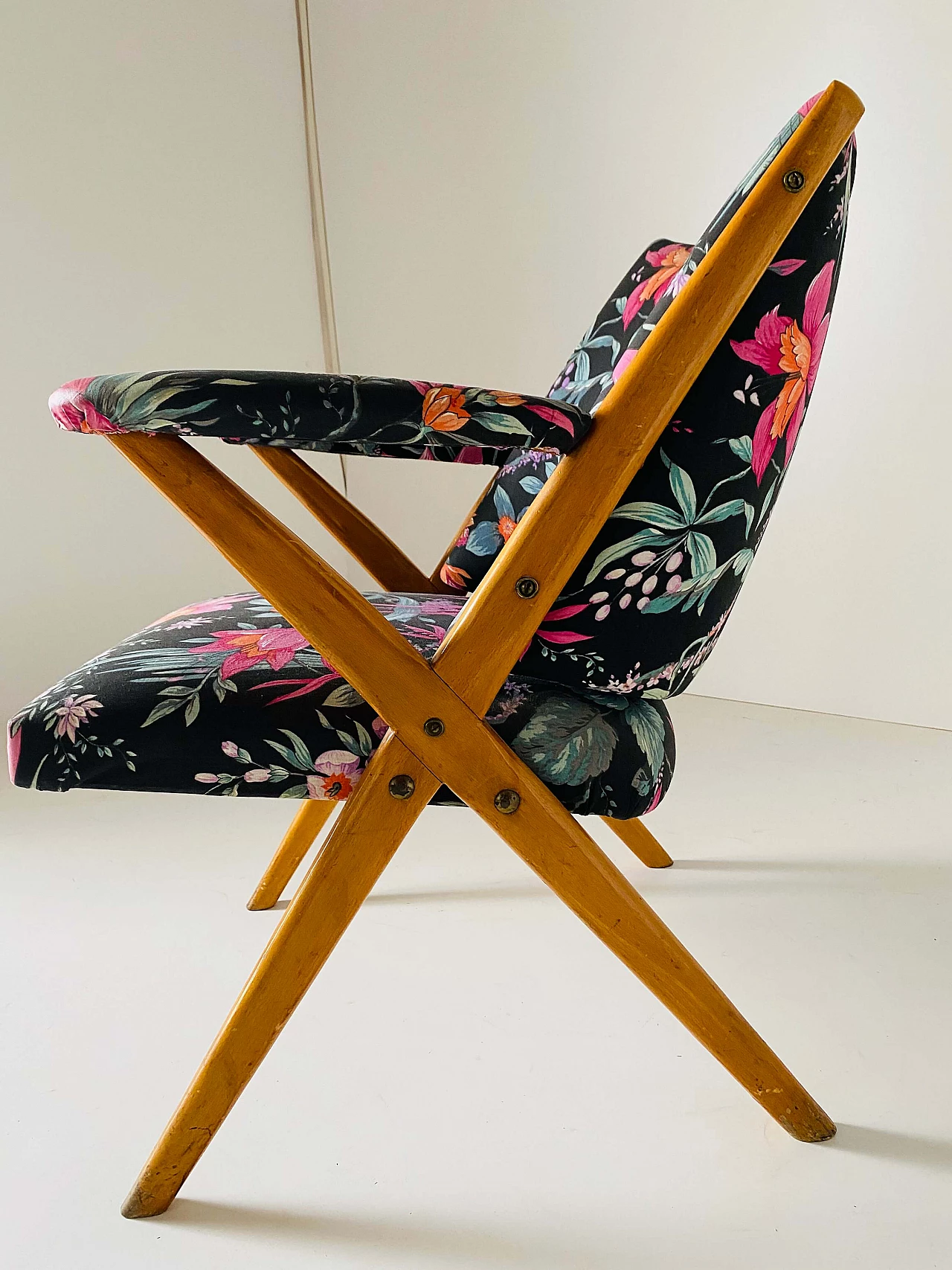Armchair in solid beech and floral patterned fabric, 1960s 8