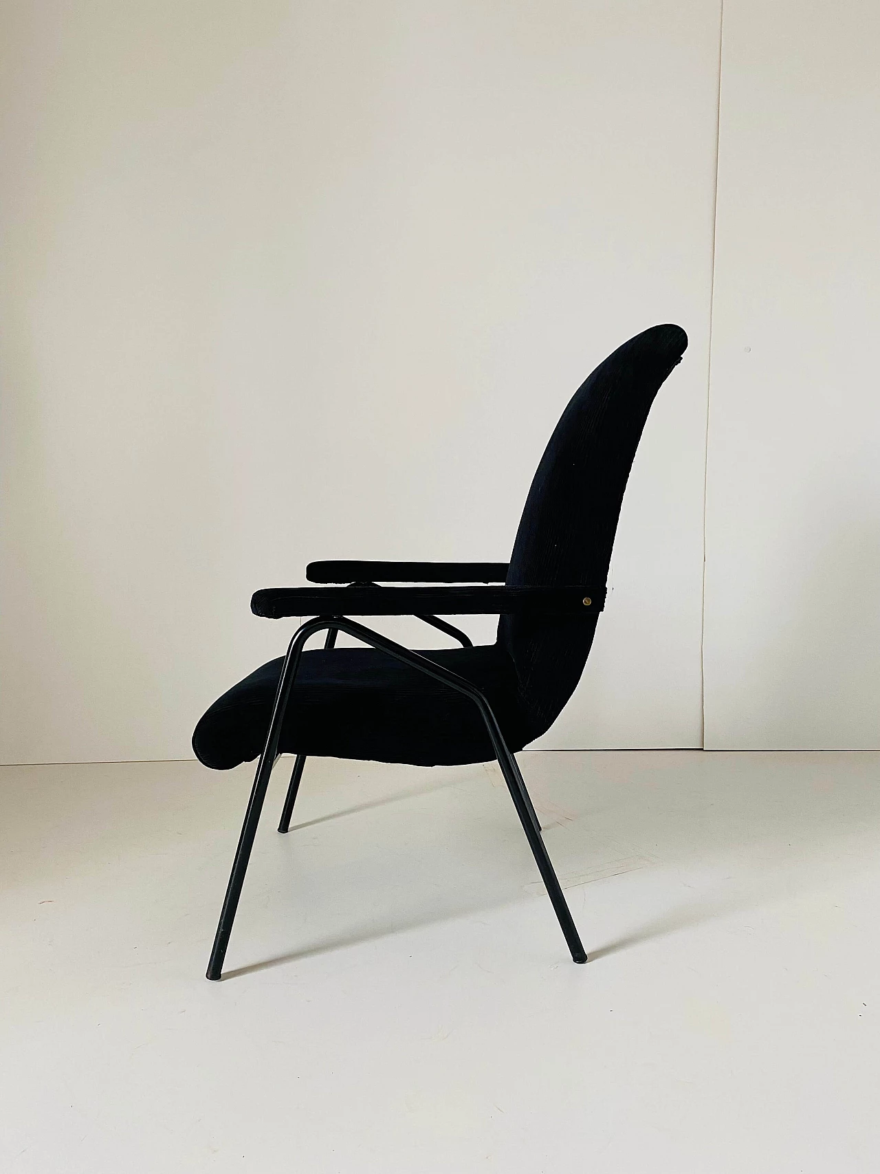 Poltrona in velluto nero e ferro tubolare, anni '60 3