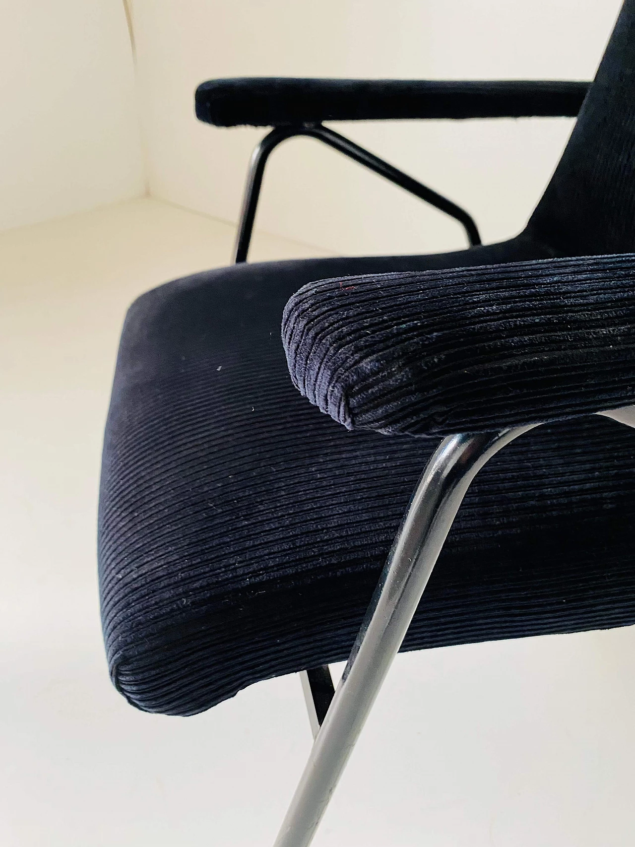 Poltrona in velluto nero e ferro tubolare, anni '60 6