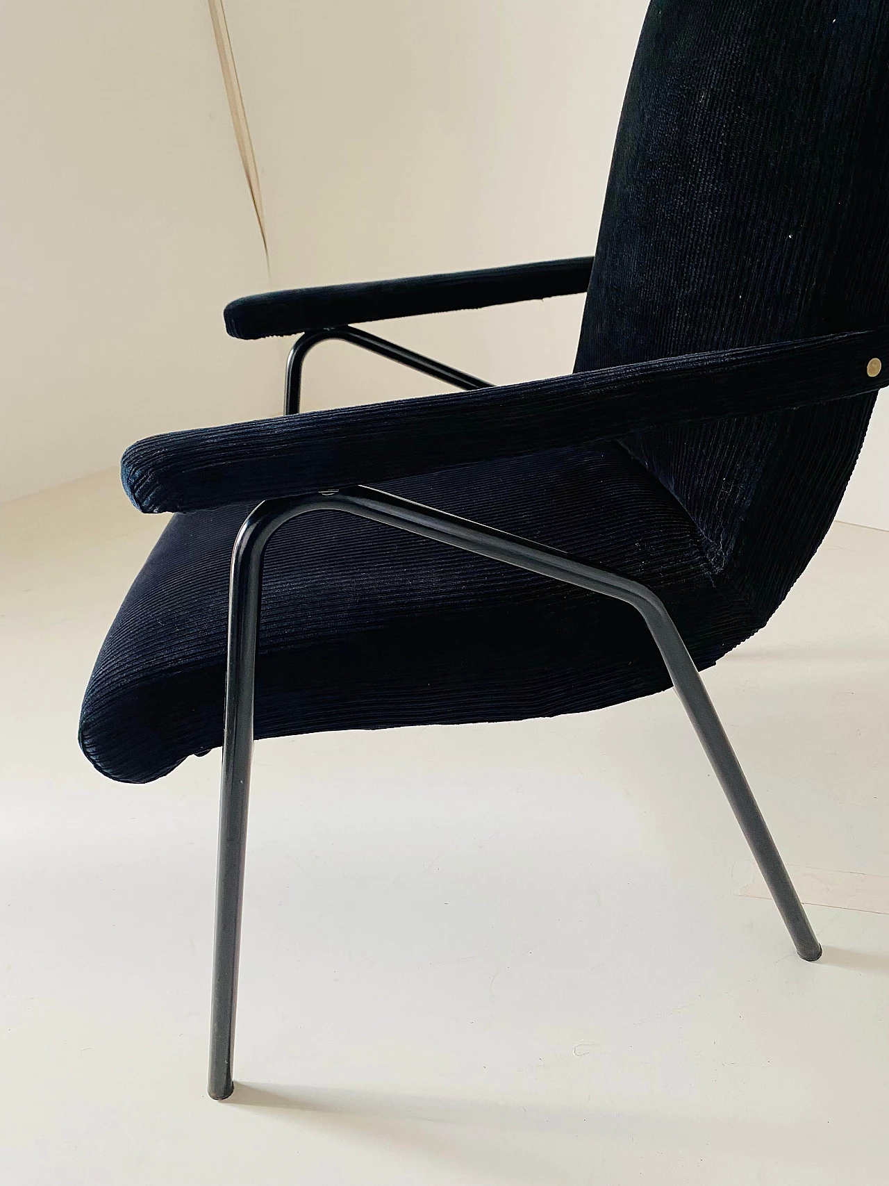 Poltrona in velluto nero e ferro tubolare, anni '60 7