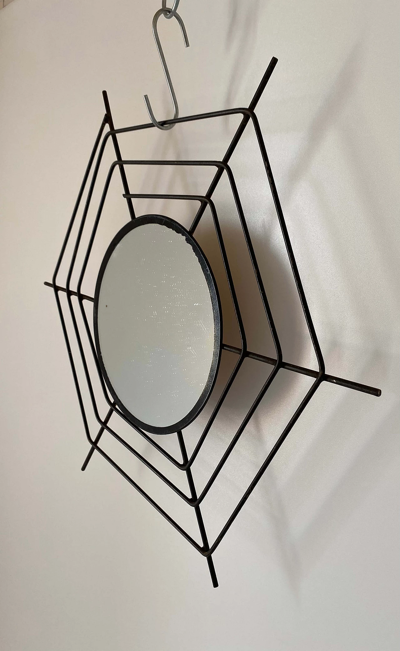 Specchio in tubolare nero a forma di ragnatela, anni '60 5