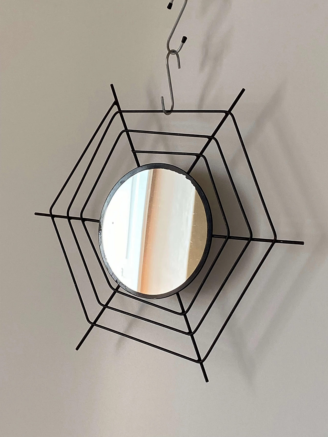 Specchio in tubolare nero a forma di ragnatela, anni '60 8