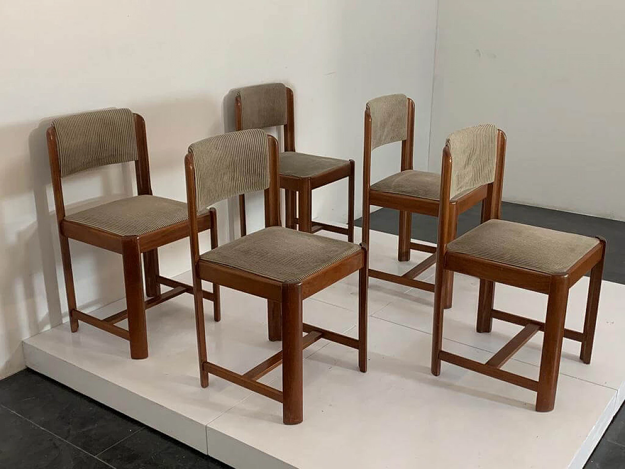 5 Walnut and beech chairs, 1970s 4