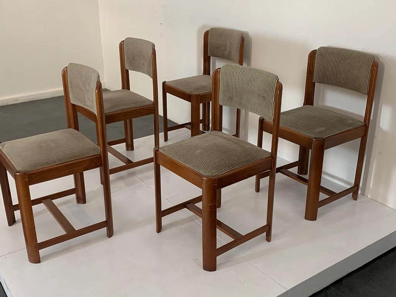 5 Walnut and beech chairs, 1970s 5