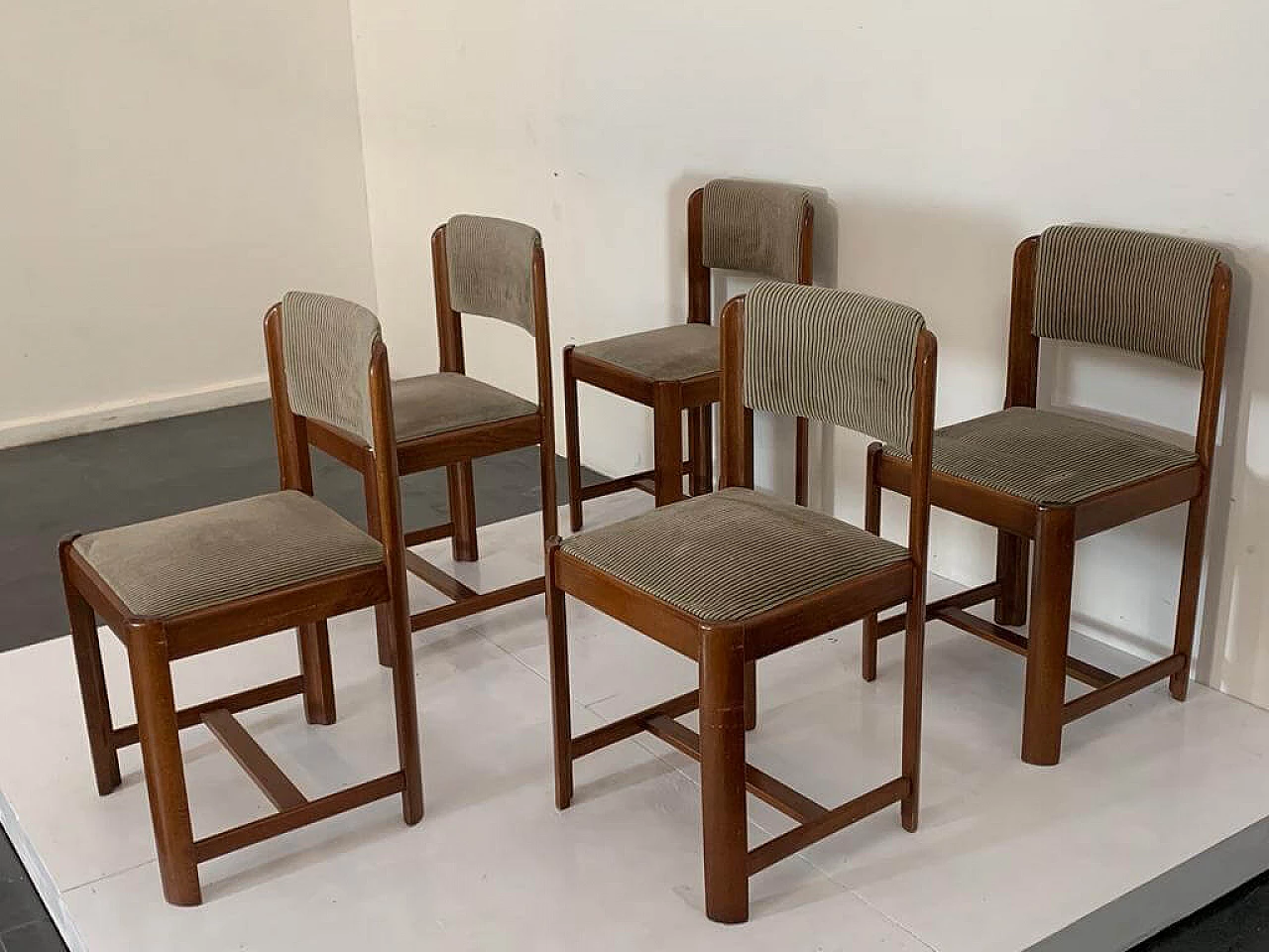 5 Walnut and beech chairs, 1970s 6