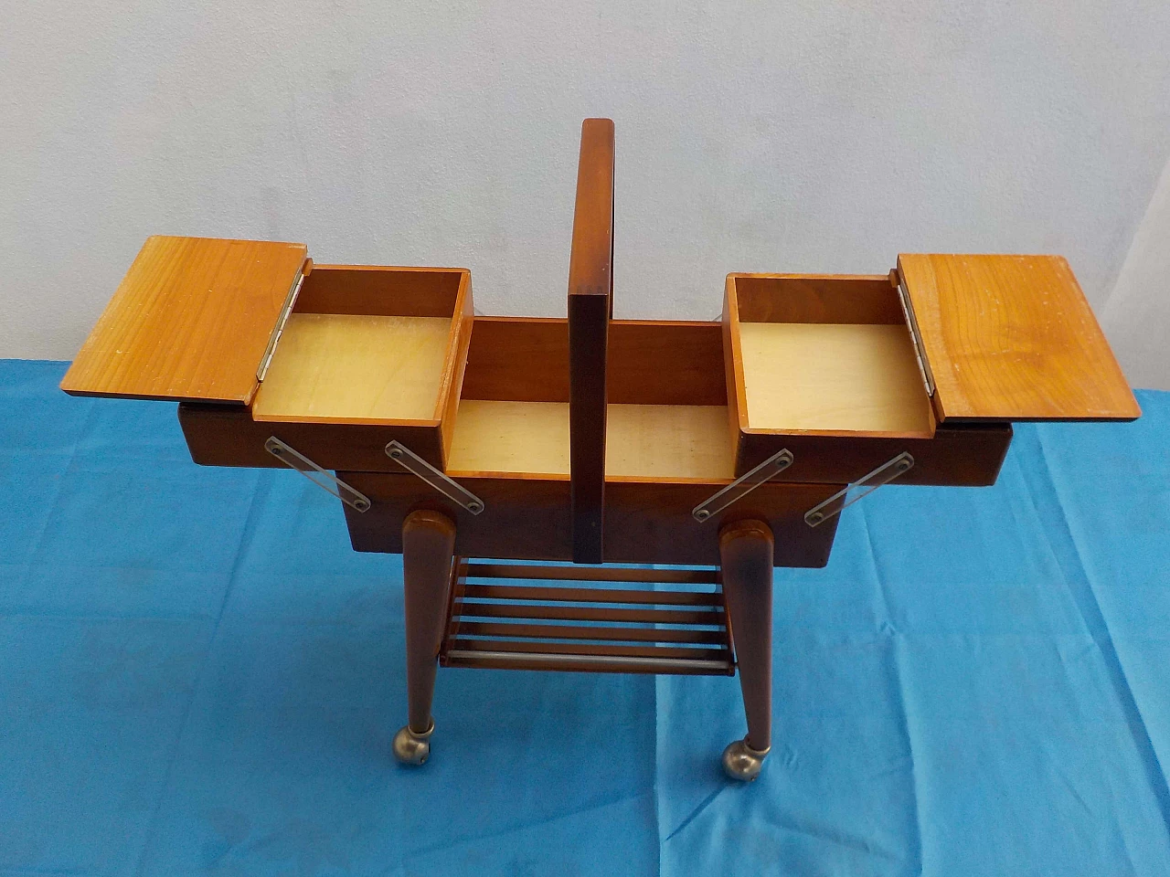 Carrello da cucito in noce, anni '60 9