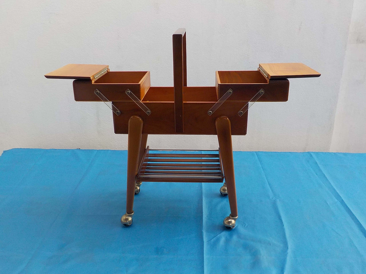 Carrello da cucito in noce, anni '60 11