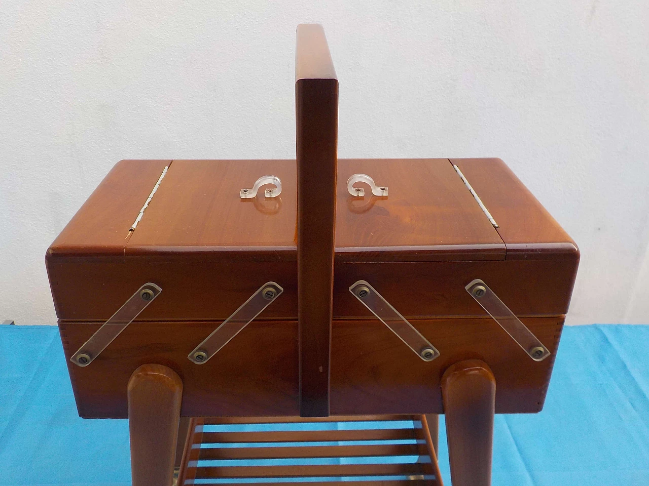 Carrello da cucito in noce, anni '60 12