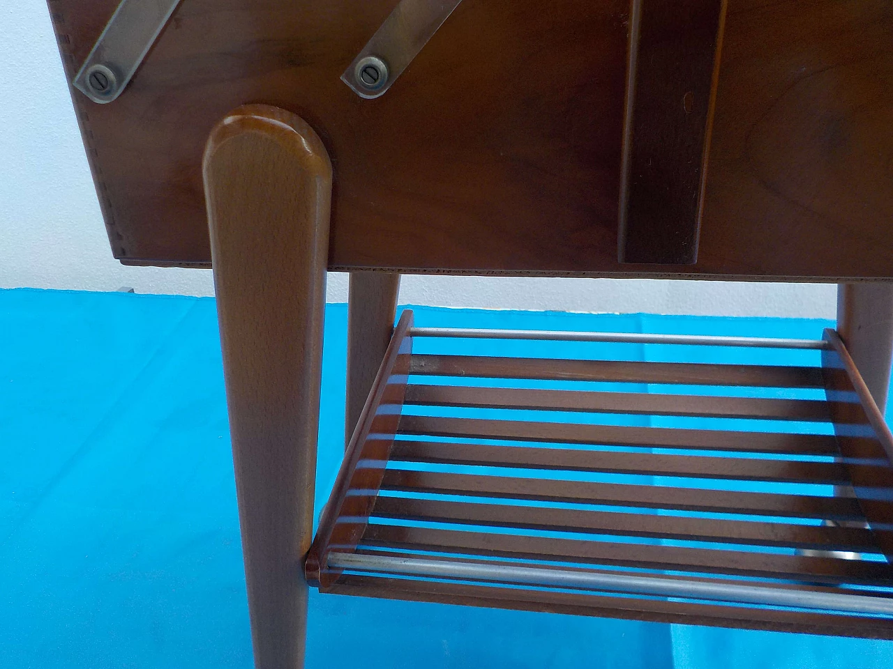 Carrello da cucito in noce, anni '60 14