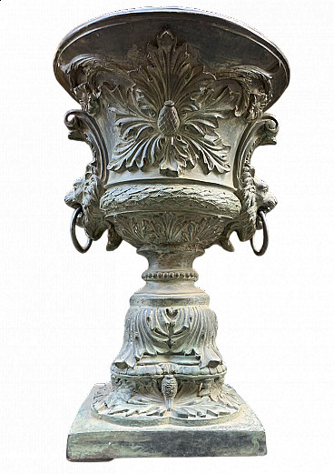 Urna in bronzo fuso con manici a testa di leone in stile Luigi XVI