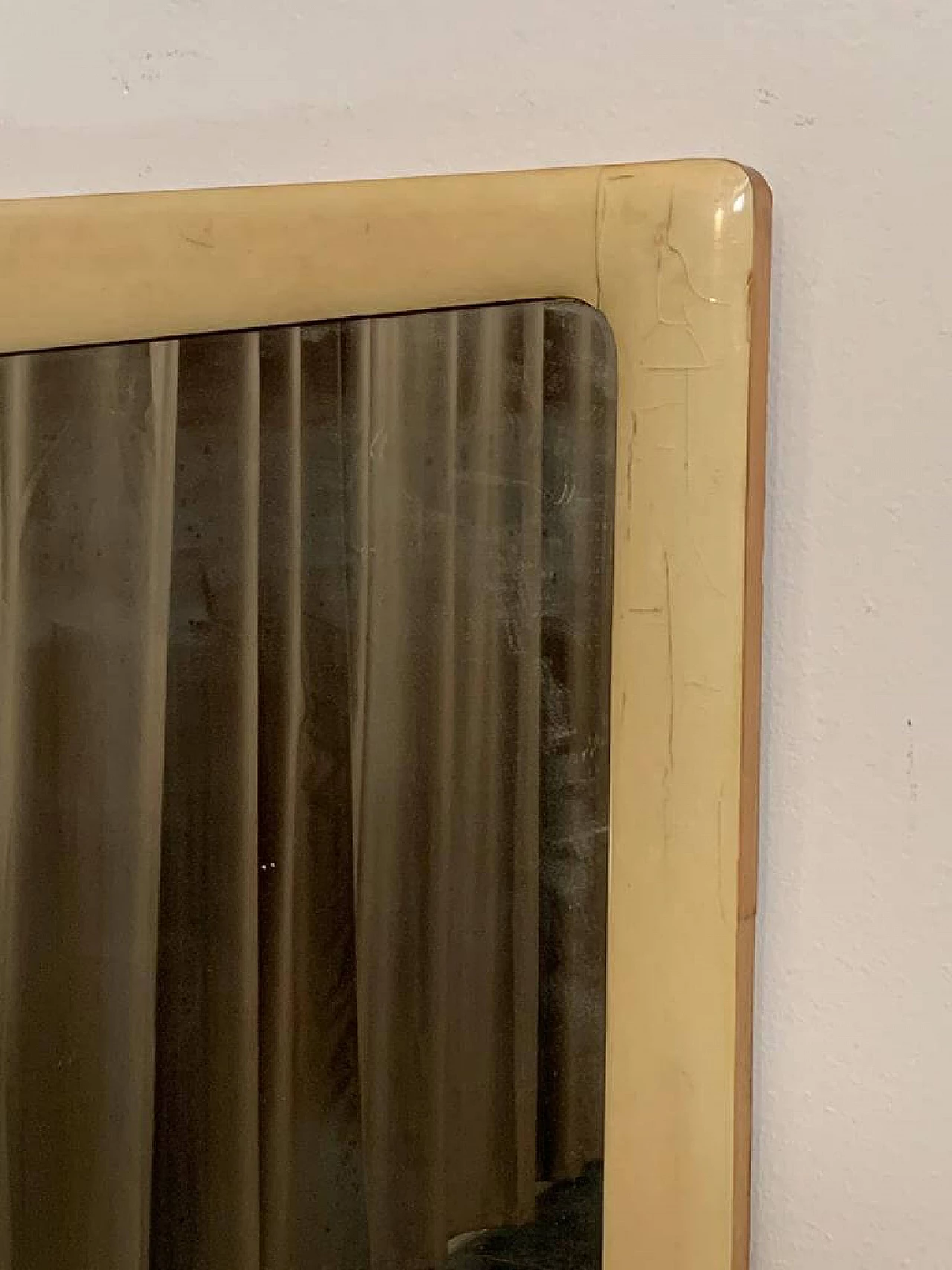 Cassettiera e specchio in acero, pergamena e vetro attribuiti a Silvio Cavatorta, anni '50 13