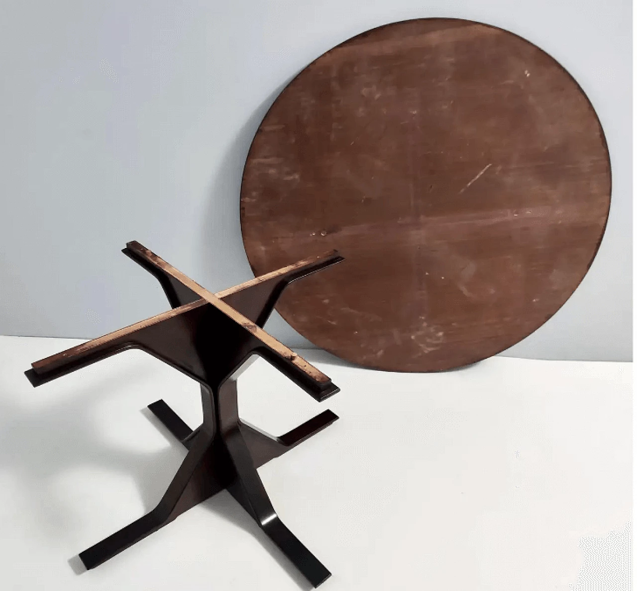 Round dining table in ebonised walnut by G. Frattini for Bernini, 1950s 5
