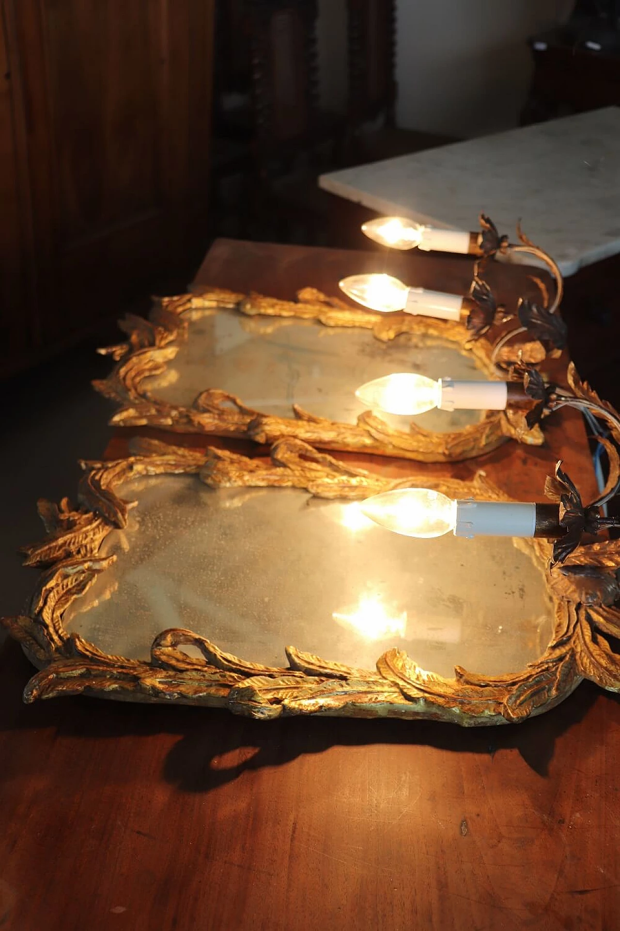 Coppia di applique con specchio in legno dorato, anni '20 3