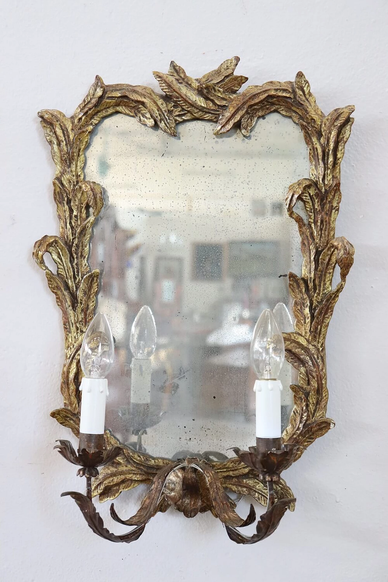 Coppia di applique con specchio in legno dorato, anni '20 4