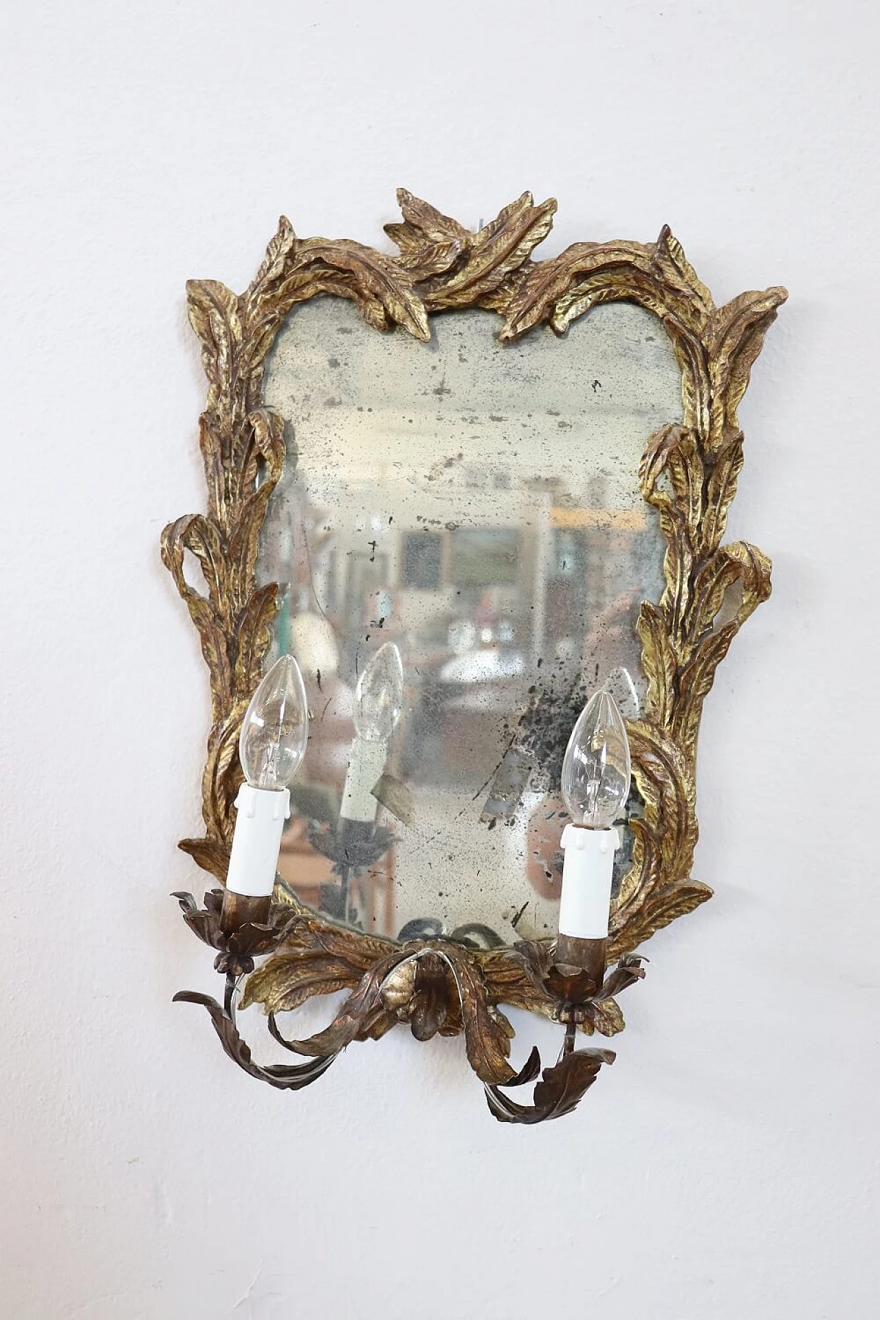 Coppia di applique con specchio in legno dorato, anni '20 5