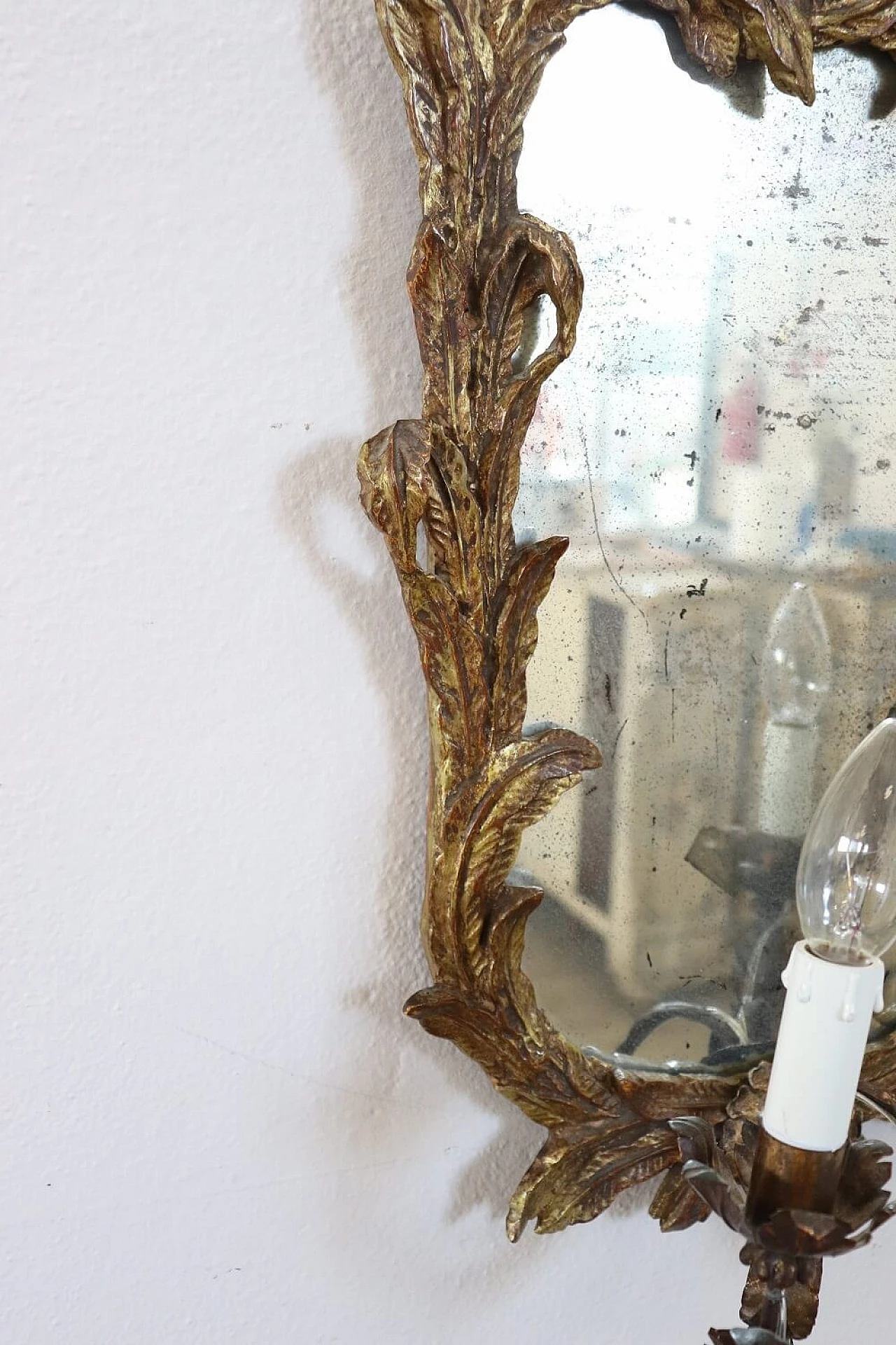 Coppia di applique con specchio in legno dorato, anni '20 9