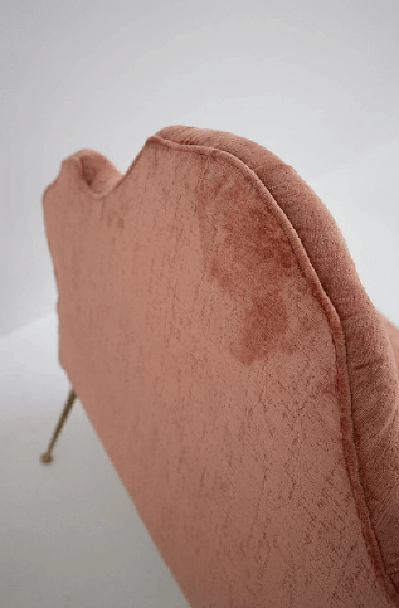 Pink damask fabric capitonné sofa, 1950s 16