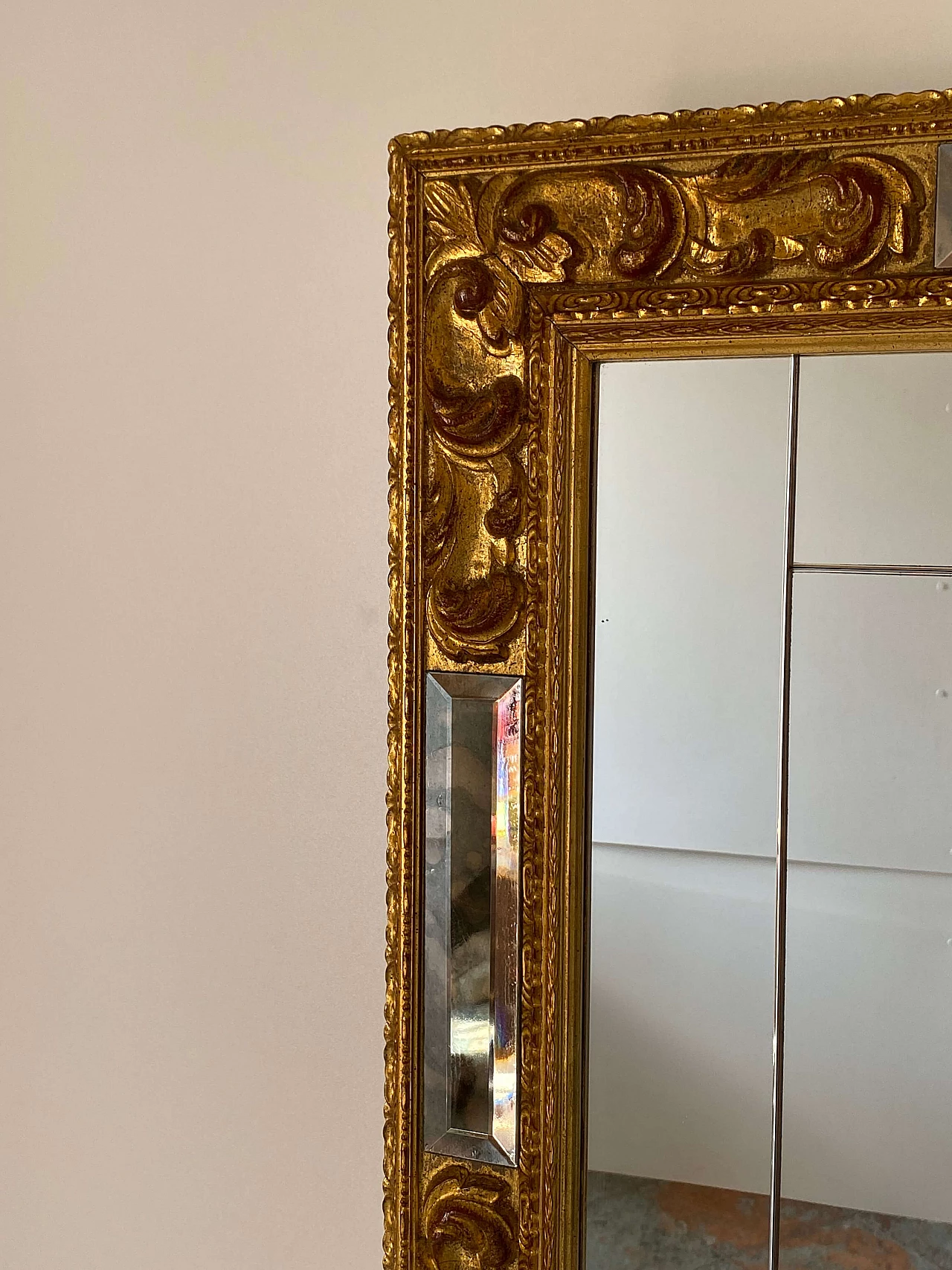 Specchio con cornice in legno dorato, anni '50 3