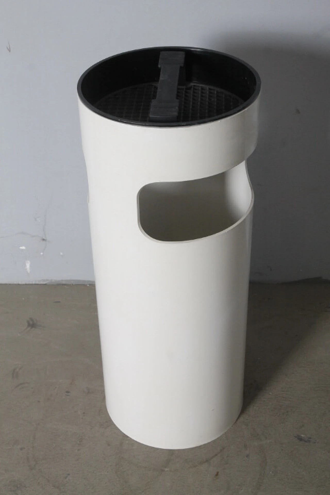 Umbrella stand with ashtray top by Gino Colombini for Kartell, 1970s 3