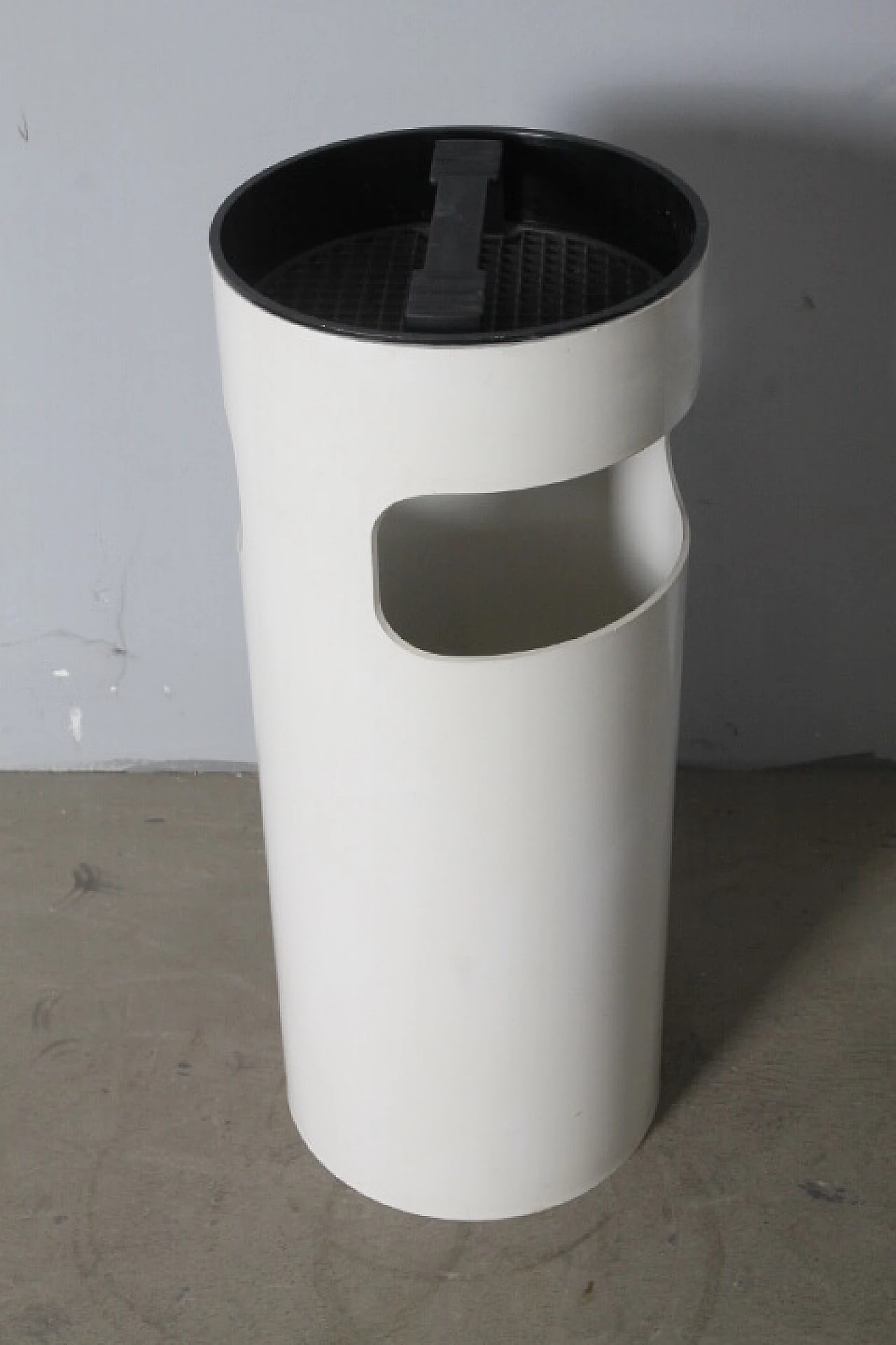 Porta ombrelli con piano posacenere di Gino Colombini per Kartell, anni '70 3