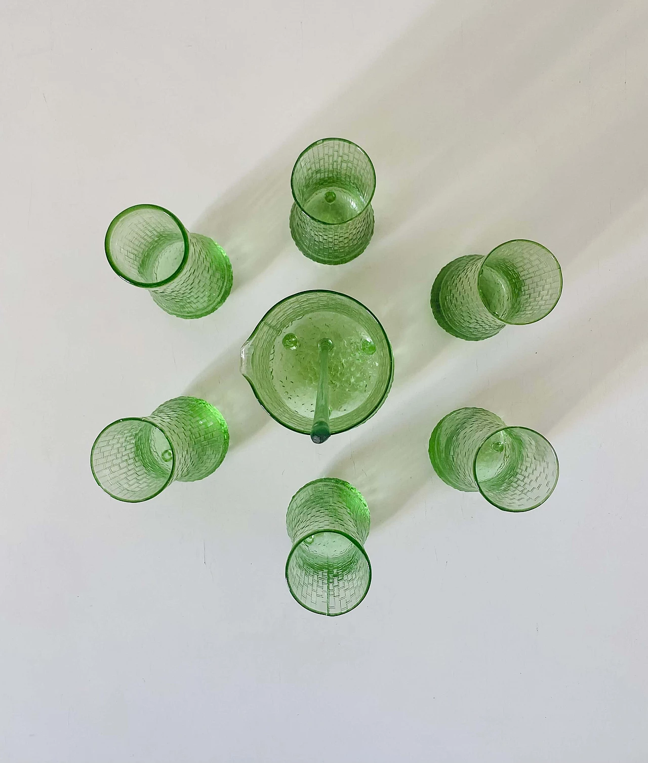 Set da cocktail in vetro lavorato verde, anni '60 1