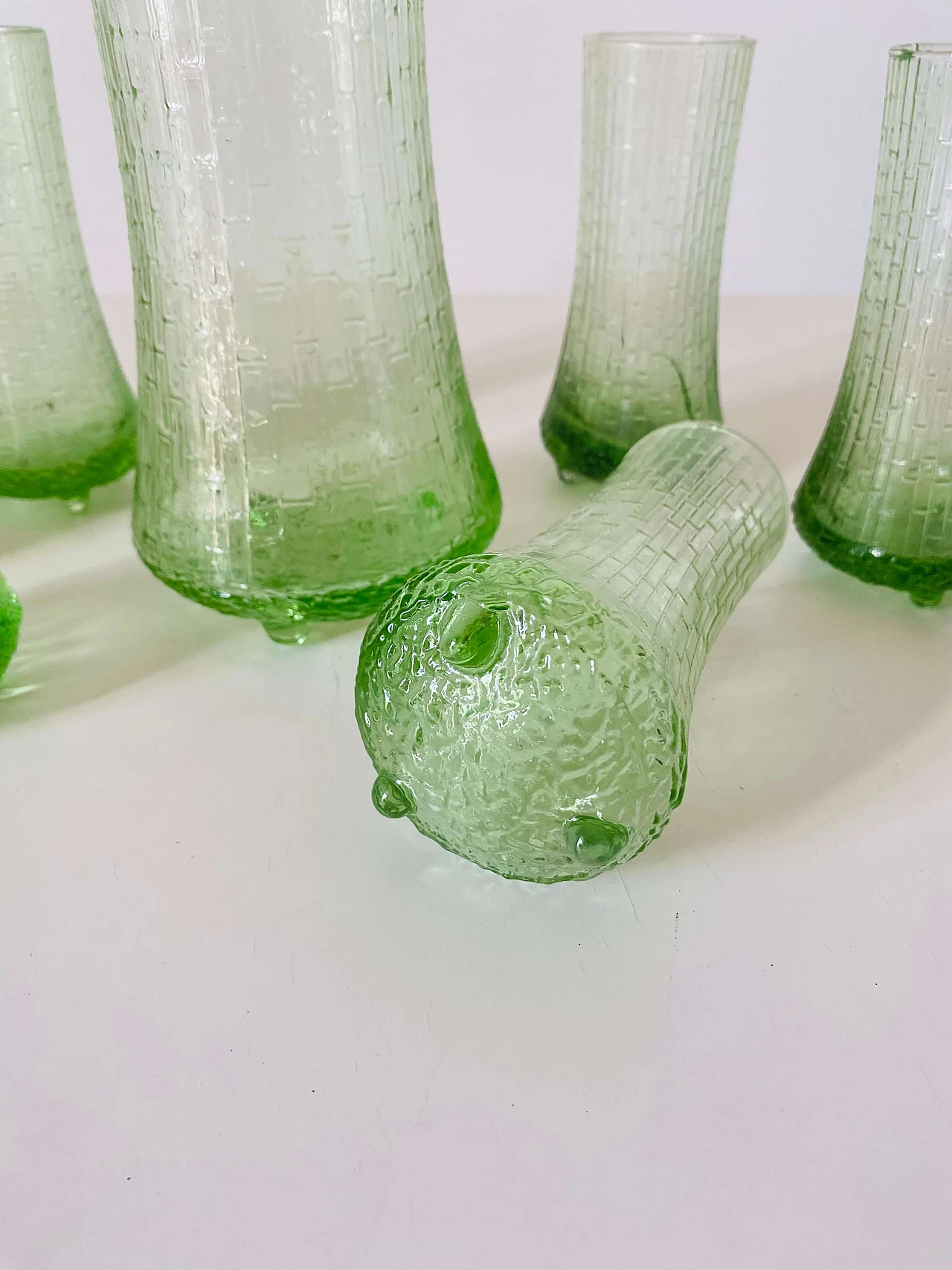 Set da cocktail in vetro lavorato verde, anni '60 4