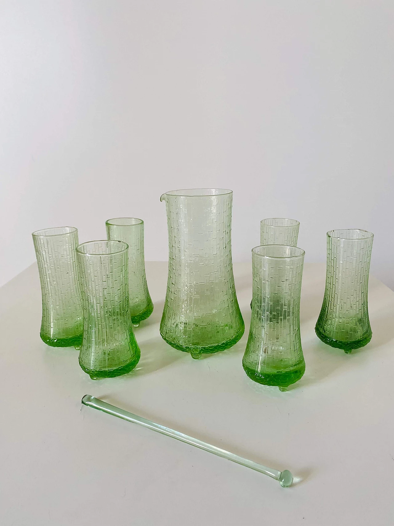 Set da cocktail in vetro lavorato verde, anni '60 5