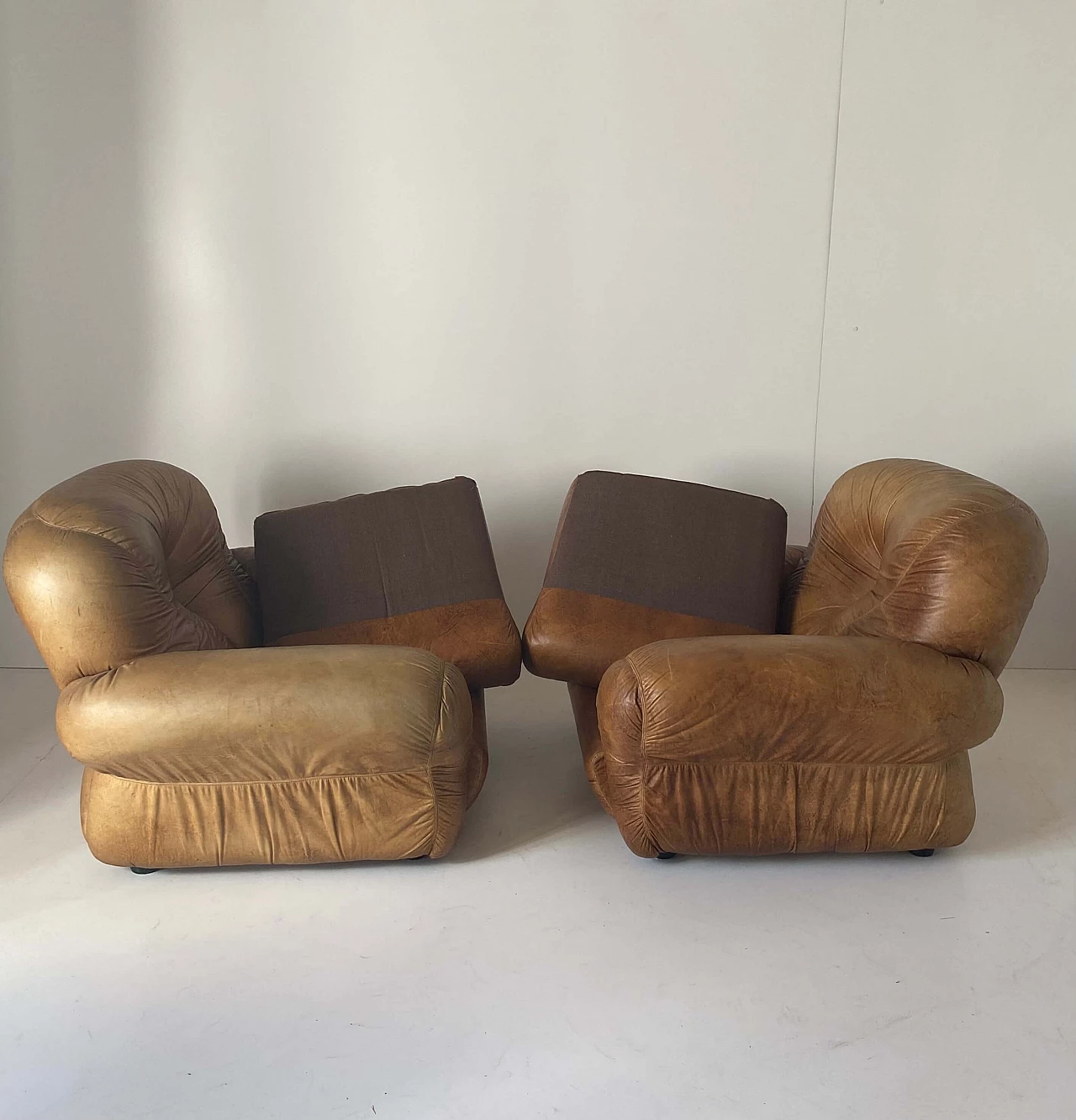 Coppia di poltrone in pelle, anni '70 Modello Sapporo, Mobil Girgi 9