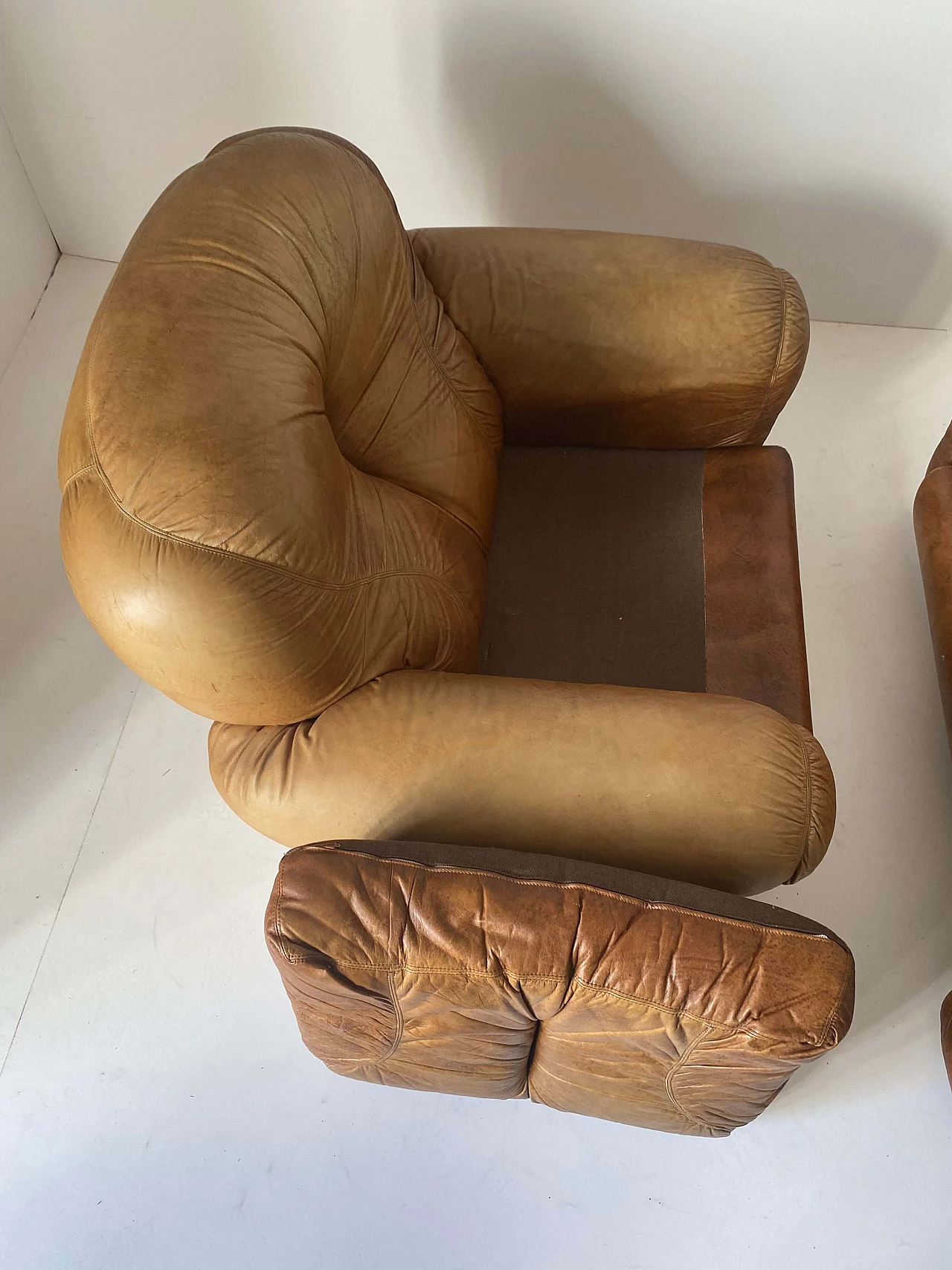 Coppia di poltrone in pelle, anni '70 Modello Sapporo, Mobil Girgi 12