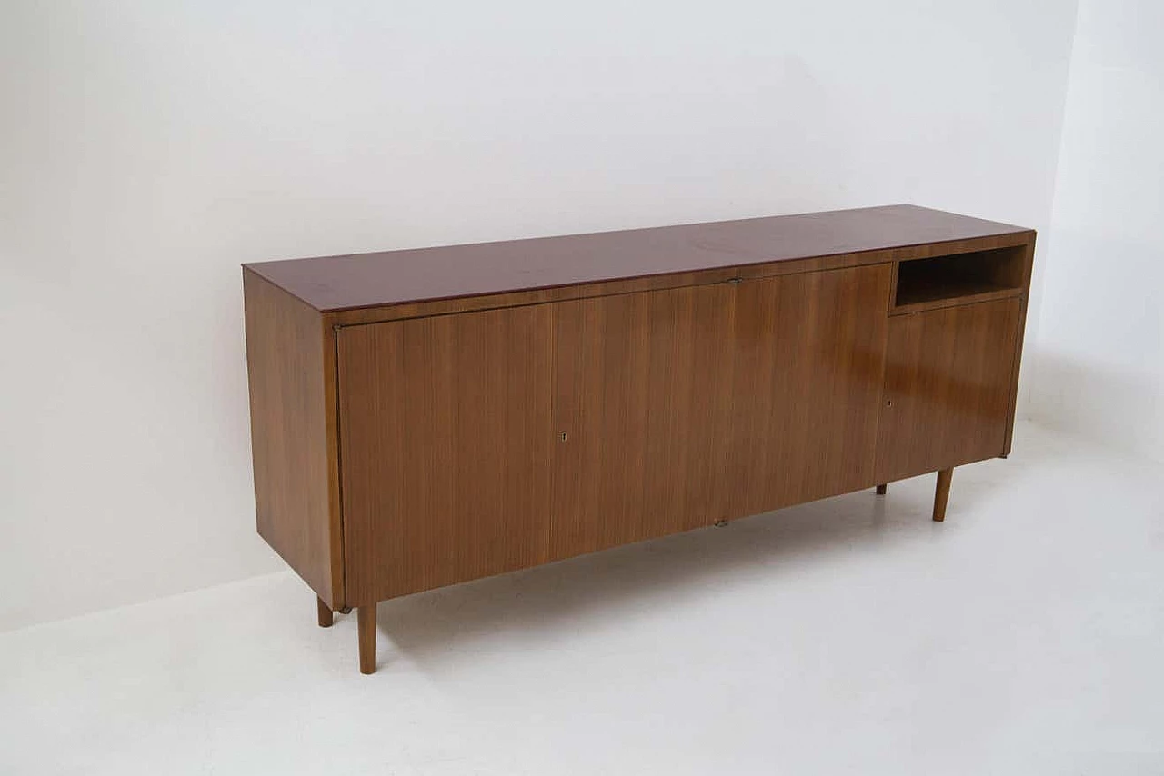 Credenza in legno con piano in vetro rosso di Melchiorre Bega, anni '50 1