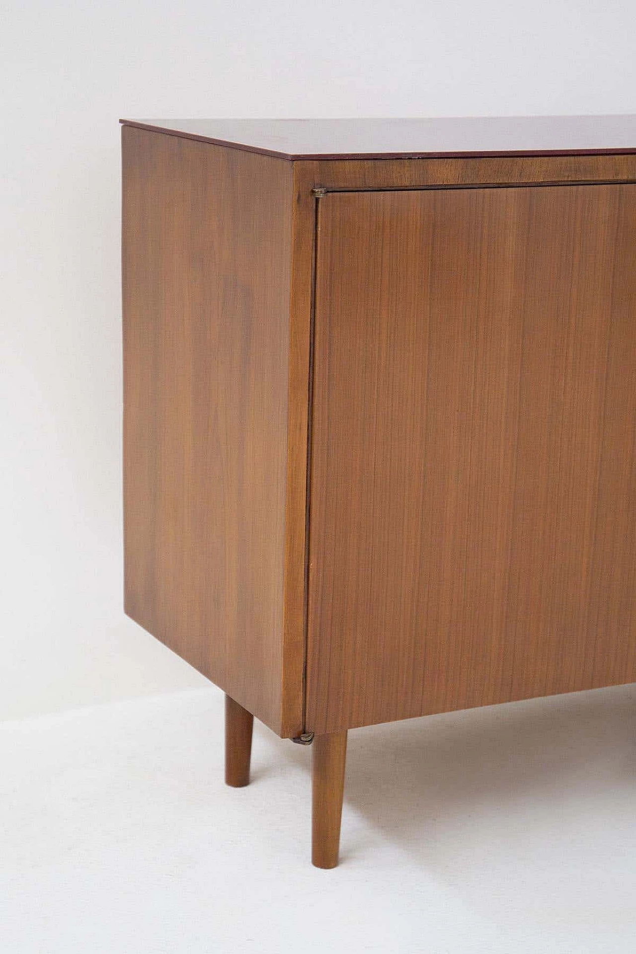 Credenza in legno con piano in vetro rosso di Melchiorre Bega, anni '50 2