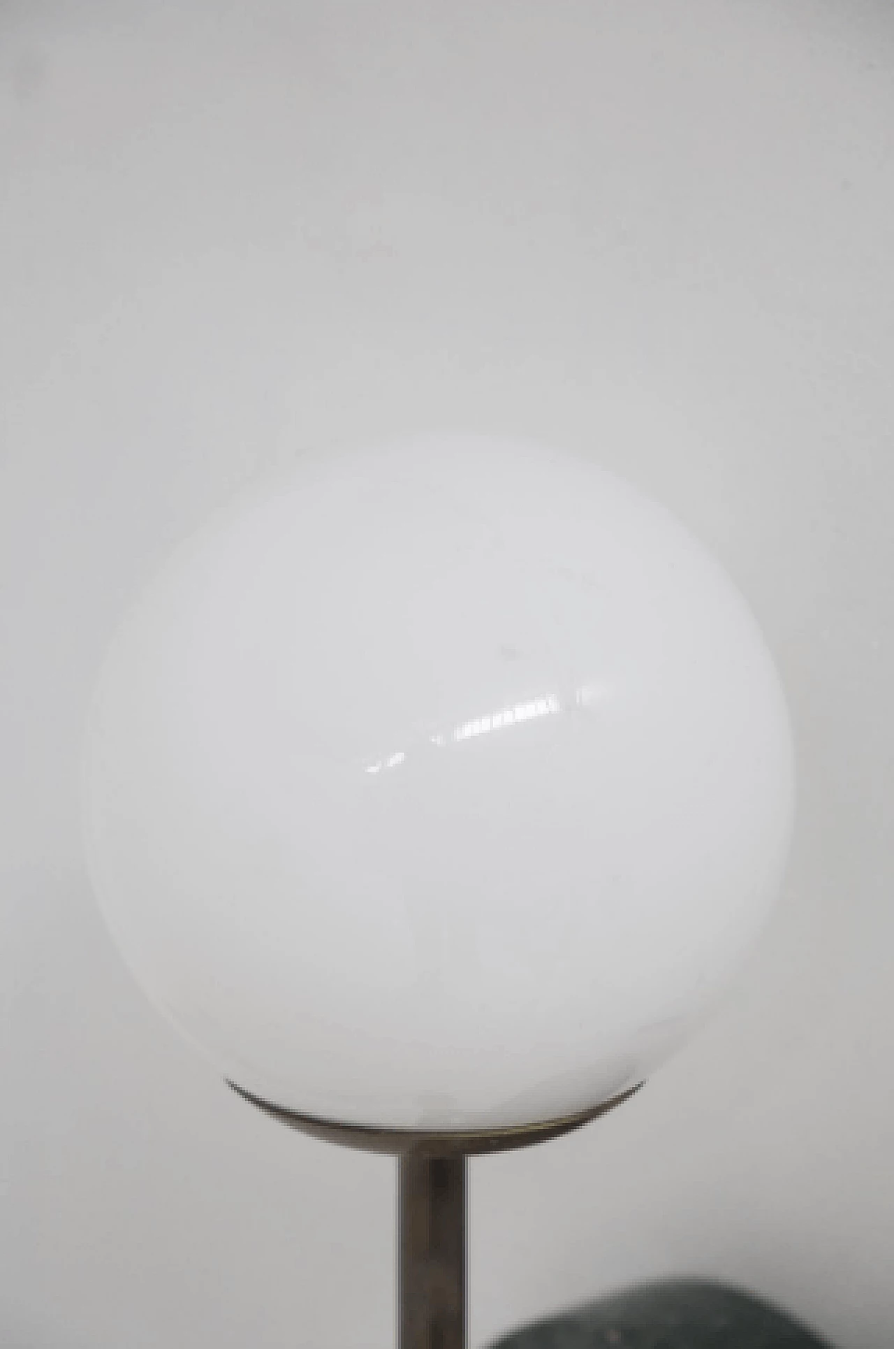 Applique in marmo verde e ottone con paralume sferico in vetro bianco 2