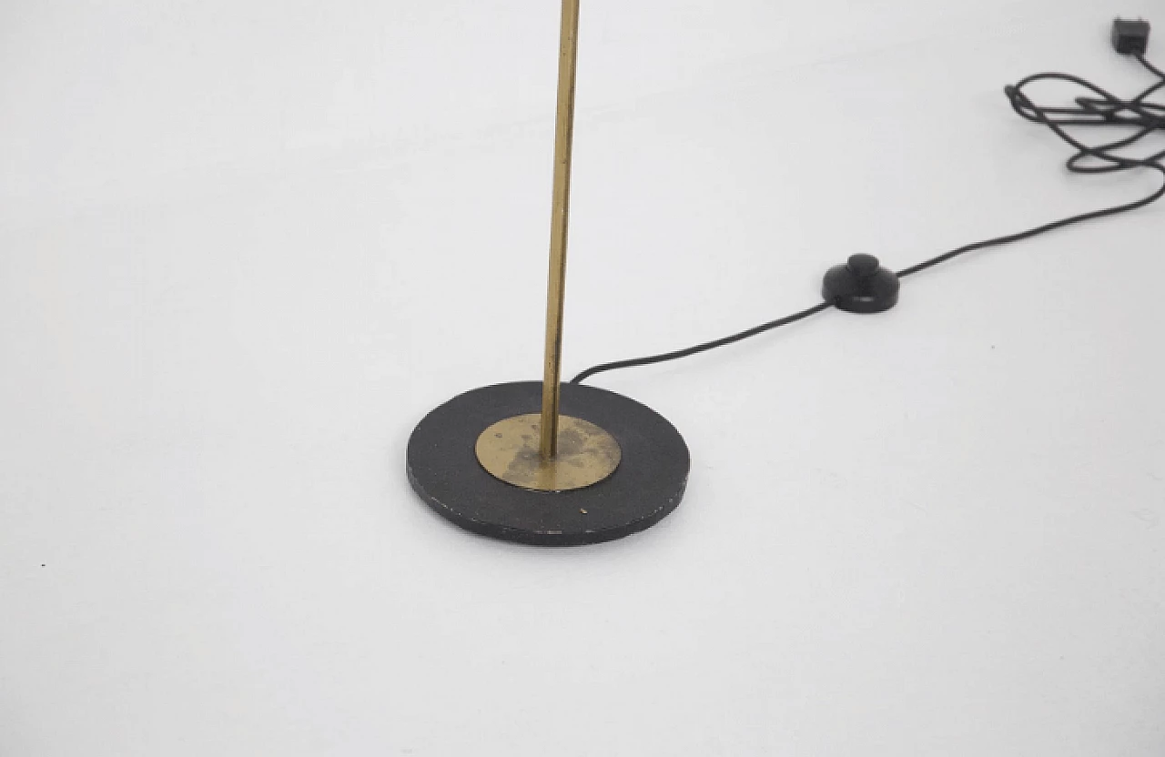 Lampada da terra in ottone con base in metallo nero, anni '50 2