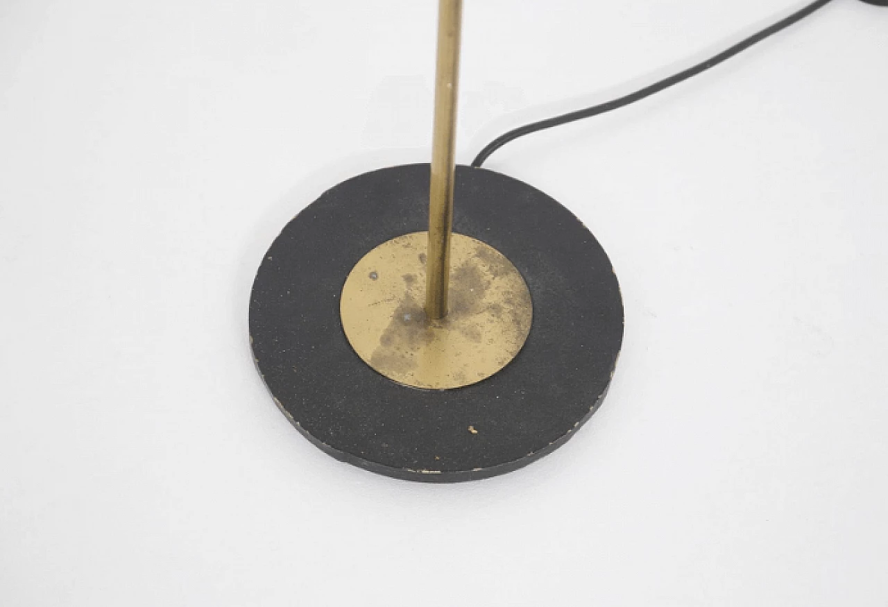 Lampada da terra in ottone con base in metallo nero, anni '50 3