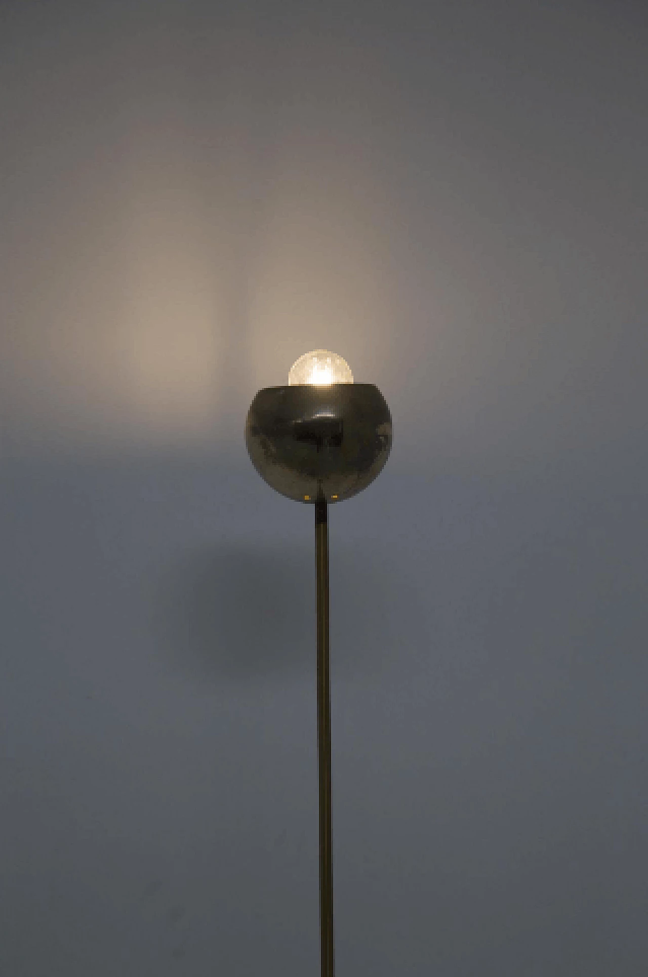 Lampada da terra in ottone con base in metallo nero, anni '50 8