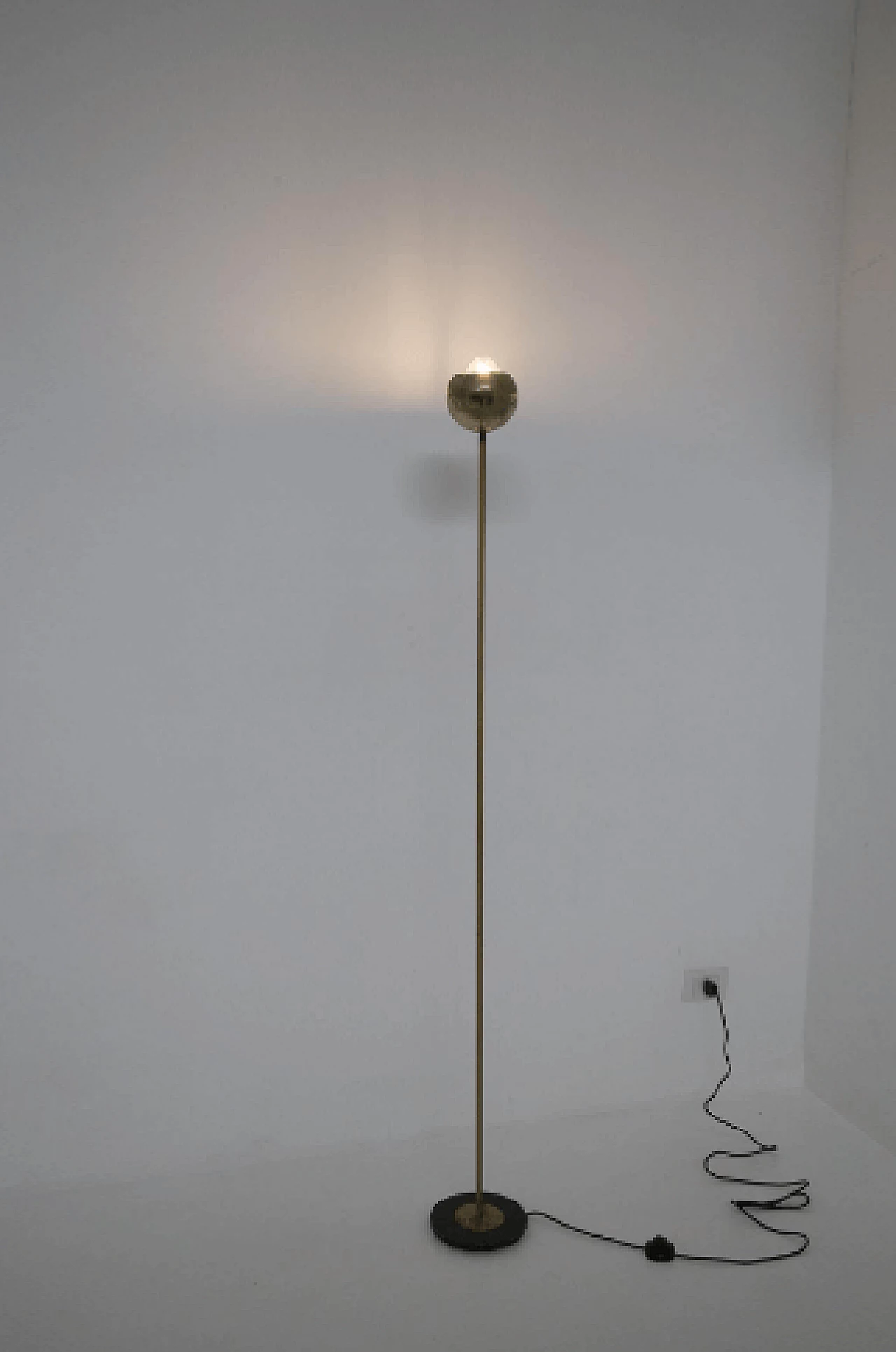 Brass floor lamp with black metal base, 1950s 9