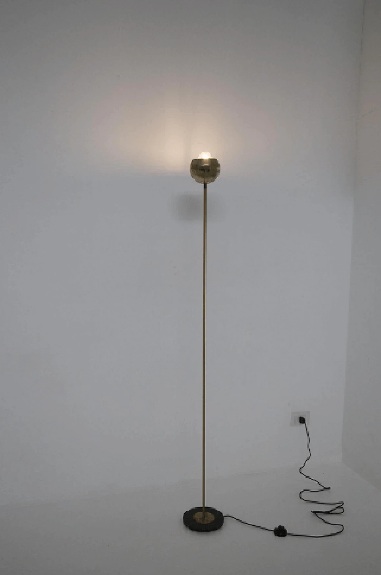 Lampada da terra in ottone con base in metallo nero, anni '50 9