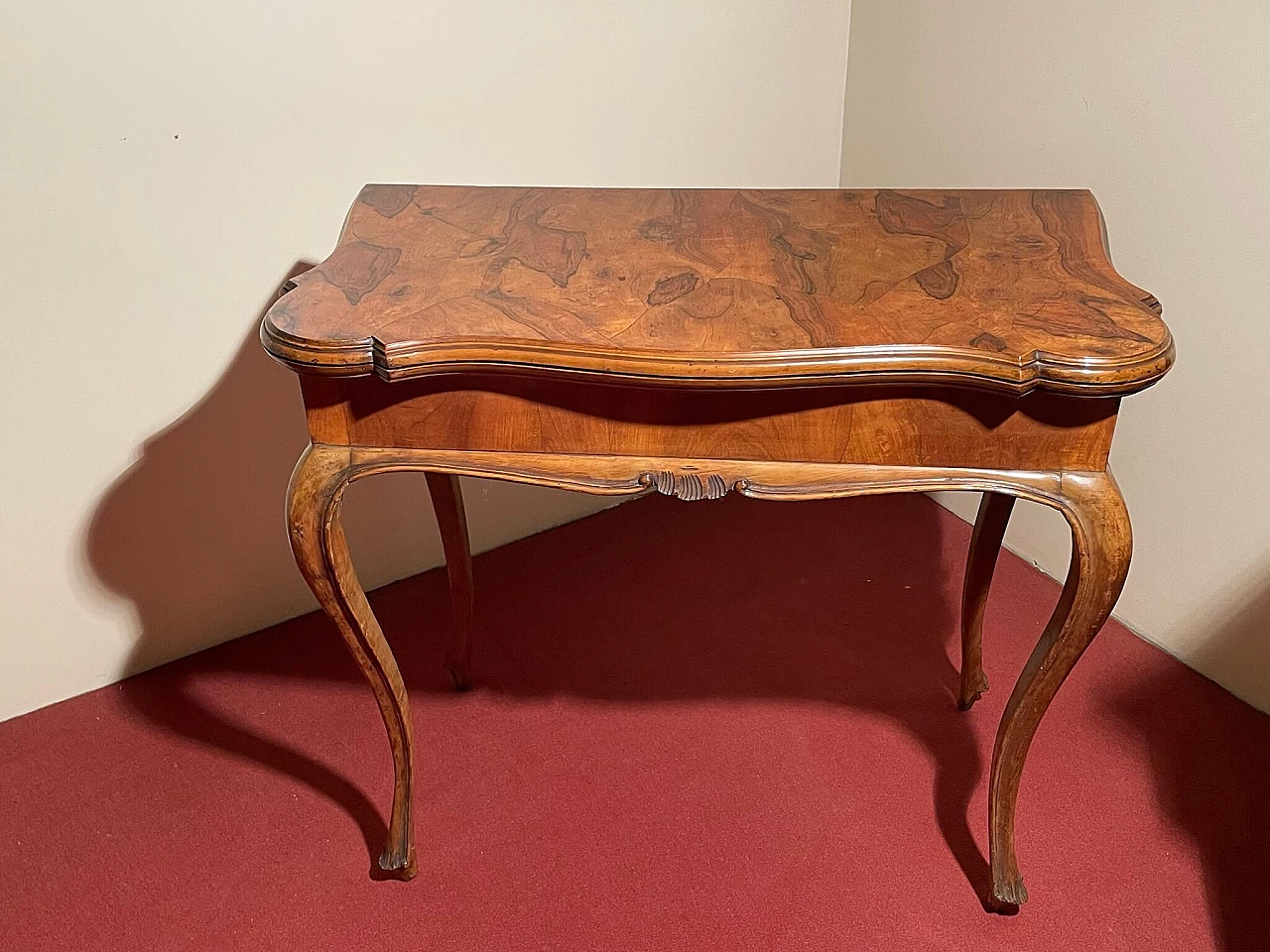 Walnut and briarwood game table, 20th century 1