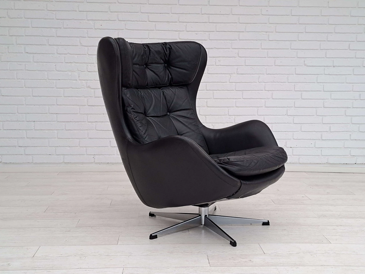 Poltrona girevole a forma d'uovo in pelle nera, anni '70 1