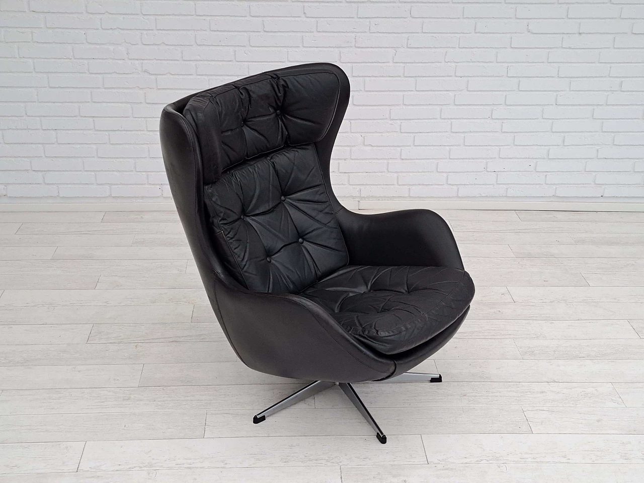 Poltrona girevole a forma d'uovo in pelle nera, anni '70 2