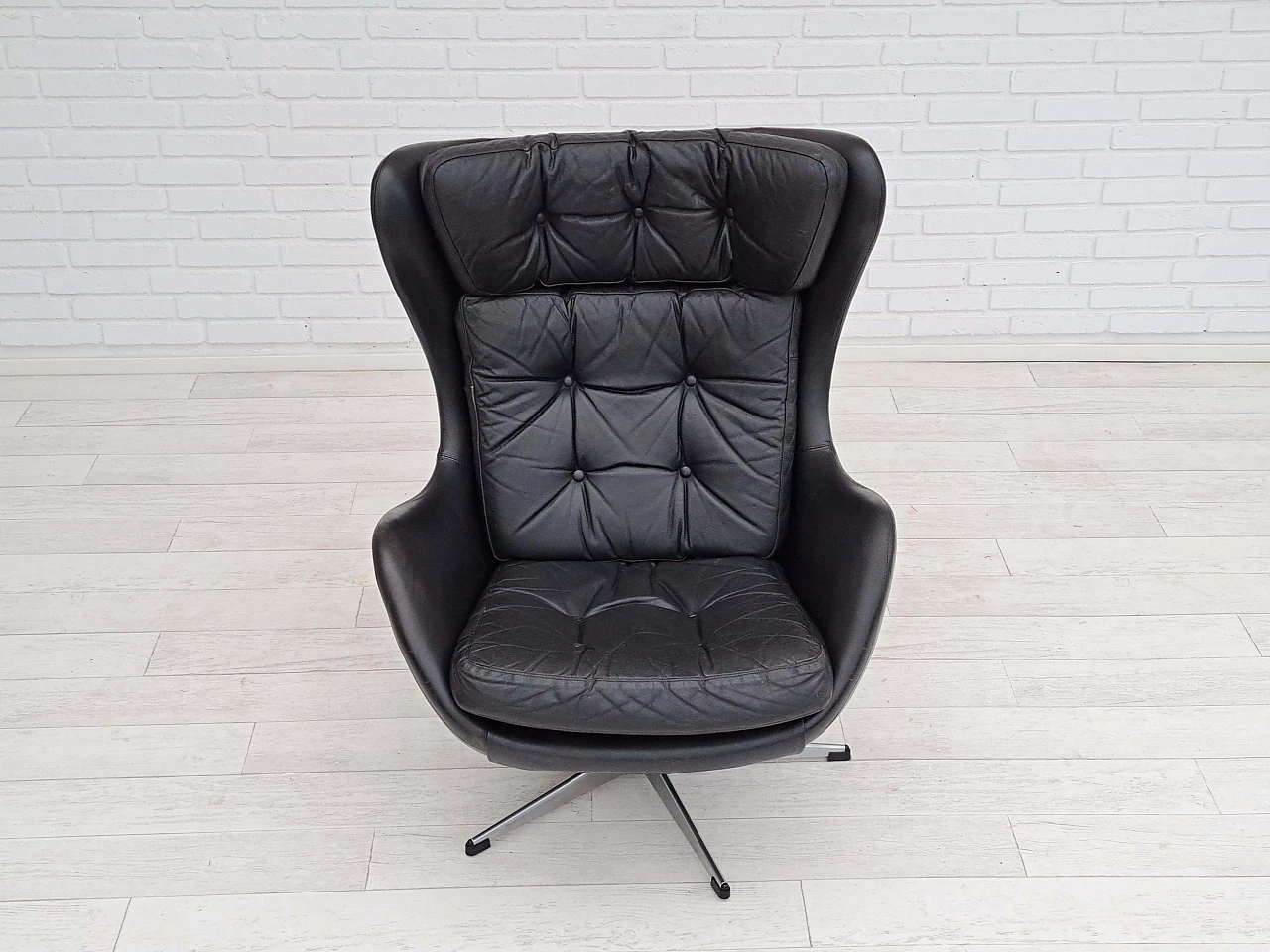 Poltrona girevole a forma d'uovo in pelle nera, anni '70 3