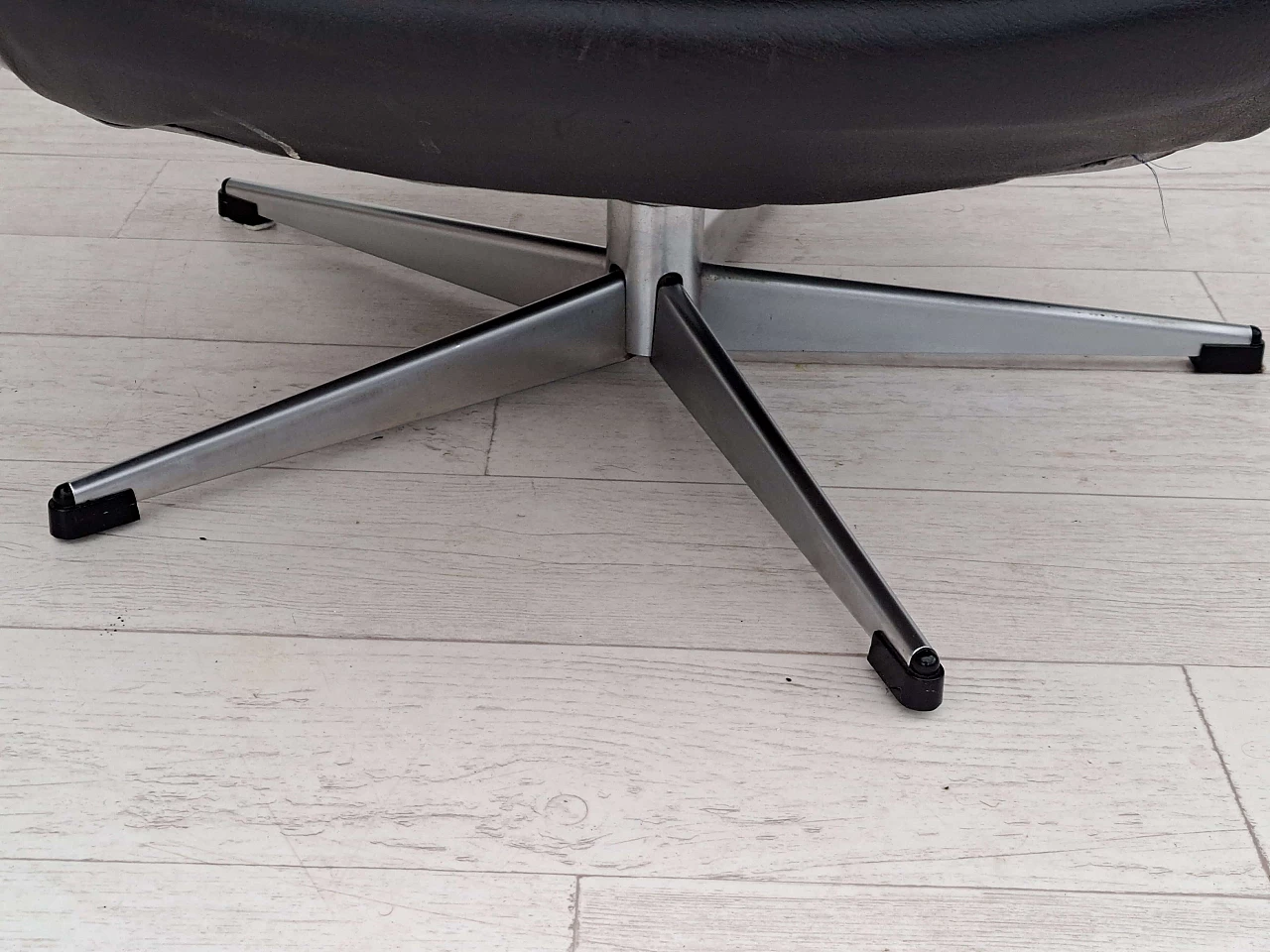 Poltrona girevole a forma d'uovo in pelle nera, anni '70 4